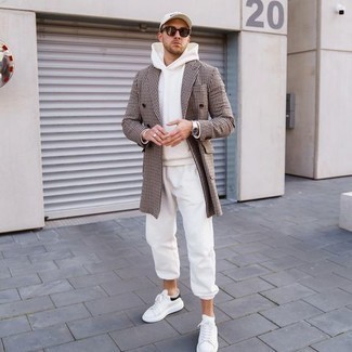 Comment porter un manteau en pied-de-poule gris quand il fait froid à 20 ans