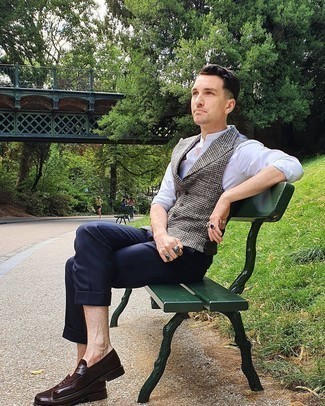 Comment porter un manteau en pied-de-poule gris quand il fait chaud à 30 ans
