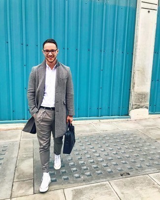 Comment porter un manteau en pied-de-poule gris quand il fait froid à 30 ans