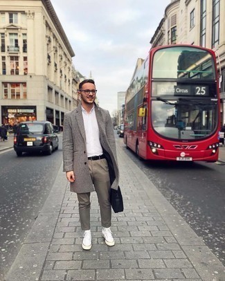 Comment porter un manteau en pied-de-poule gris pour un style decontractés quand il fait froid