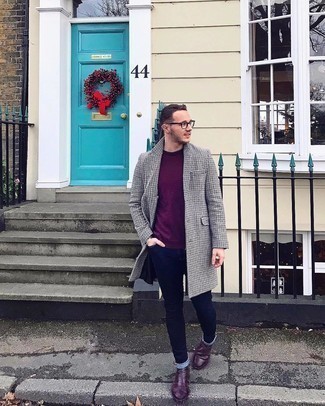 Comment porter un manteau en pied-de-poule gris quand il fait froid à 30 ans
