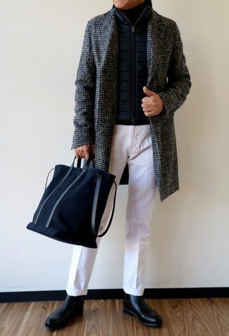 Comment porter un manteau en pied-de-poule gris quand il fait froid après 50 ans