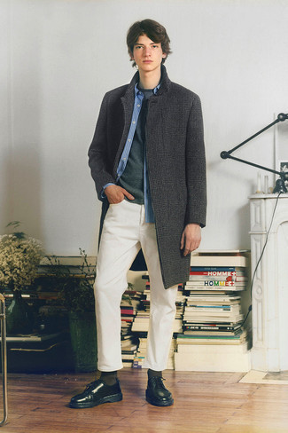 Comment porter un manteau en pied-de-poule gris quand il fait froid à l'adolescence