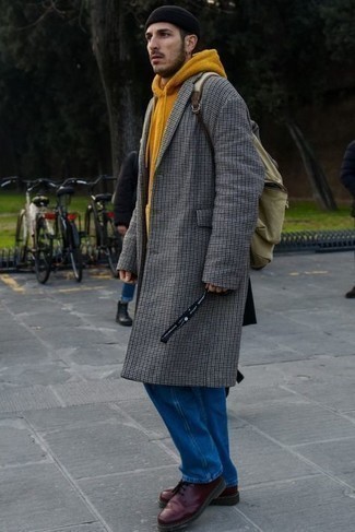 Comment porter un manteau en pied-de-poule gris quand il fait froid à 20 ans
