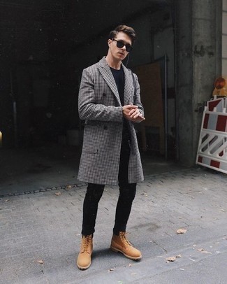 Comment porter un manteau en pied-de-poule gris quand il fait froid à 20 ans