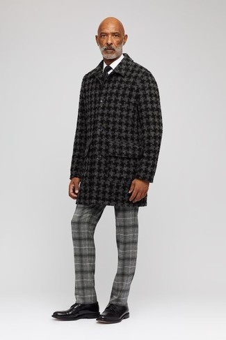 Comment porter un manteau en pied-de-poule gris quand il fait froid après 50 ans