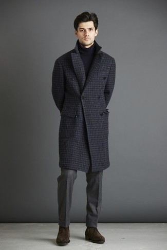 Comment porter un manteau en pied-de-poule gris quand il fait froid