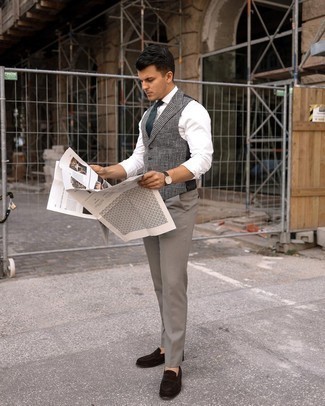Comment porter un manteau en pied-de-poule gris quand il fait chaud à 30 ans