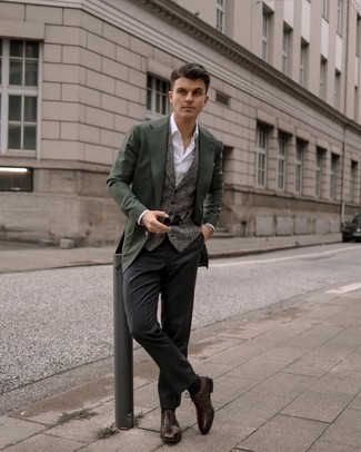 Comment porter un manteau en pied-de-poule gris quand il fait chaud à 30 ans