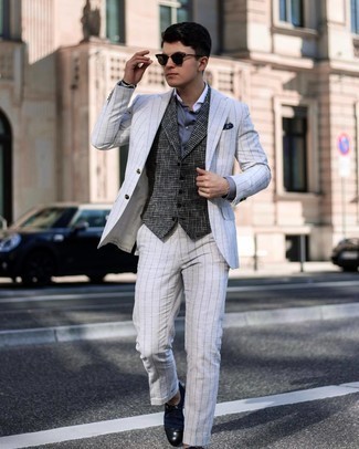 Comment porter un manteau en pied-de-poule gris quand il fait chaud à 30 ans