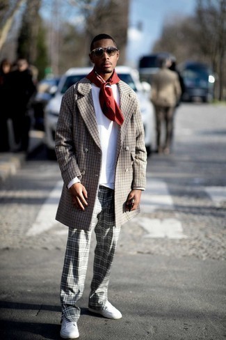 Comment porter un manteau en pied-de-poule gris pour un style decontractés quand il fait froid