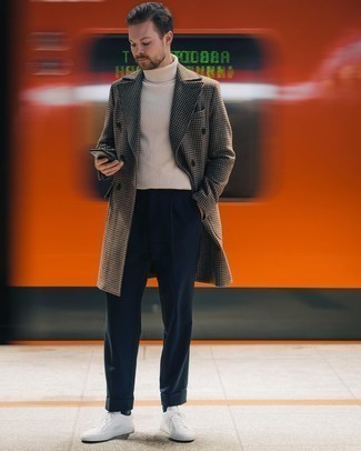 Comment porter un manteau en pied-de-poule gris quand il fait froid à 30 ans