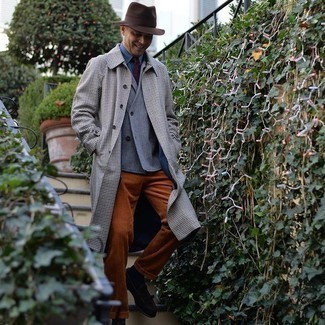 Comment porter un manteau en pied-de-poule gris quand il fait froid après 40 ans