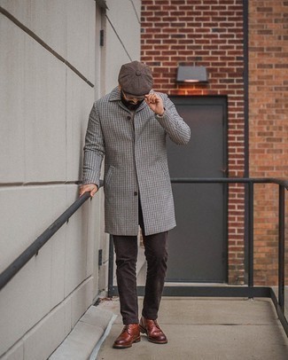 Comment porter un manteau en pied-de-poule gris quand il fait froid