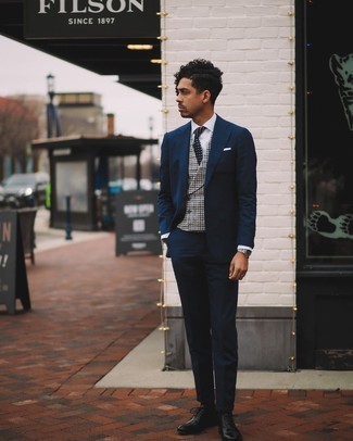 Comment porter un manteau en pied-de-poule gris quand il fait chaud à 30 ans