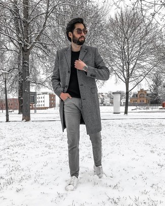 Comment porter un manteau en pied-de-poule gris quand il fait froid