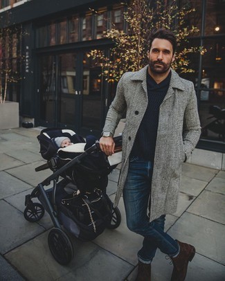 Comment porter un manteau en pied-de-poule gris quand il fait froid