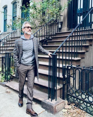 Comment porter un manteau en pied-de-poule gris quand il fait froid
