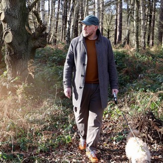 Comment porter un manteau en pied-de-poule gris pour un style decontractés quand il fait froid