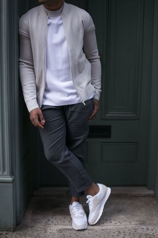 Comment porter une veste grise pour un style decontractés