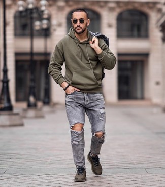 Comment porter une veste grise pour un style relax
