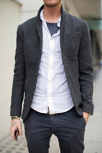 Comment porter une veste grise pour un style chic decontractés quand il fait chaud
