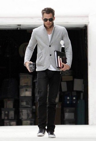 Comment porter une veste grise pour un style decontractés