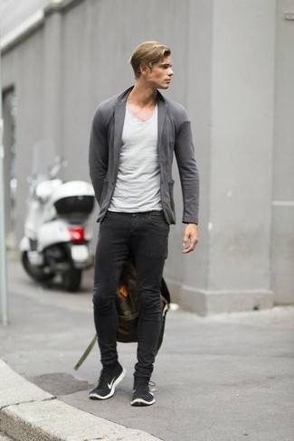 Comment porter une veste grise pour un style decontractés