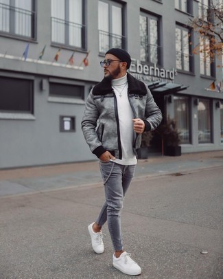 Comment porter une veste grise pour un style relax quand il fait froid