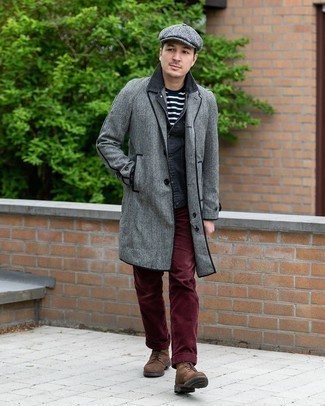 Comment porter une veste grise avec un pantalon rouge quand il fait froid