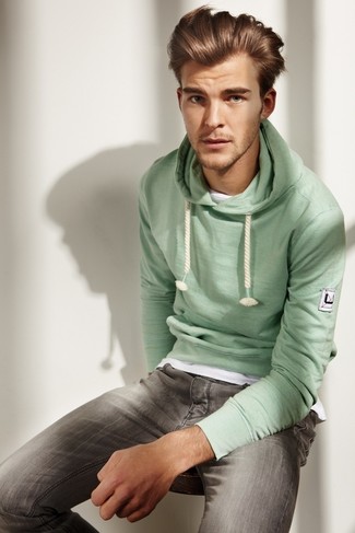 Un sweat à capuche à porter avec un jean gris