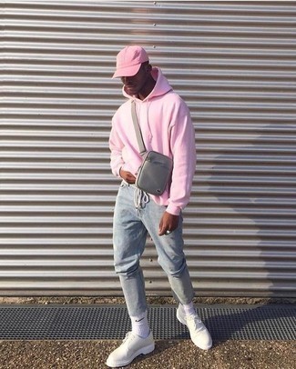 Un sweat à capuche à porter avec un jean gris