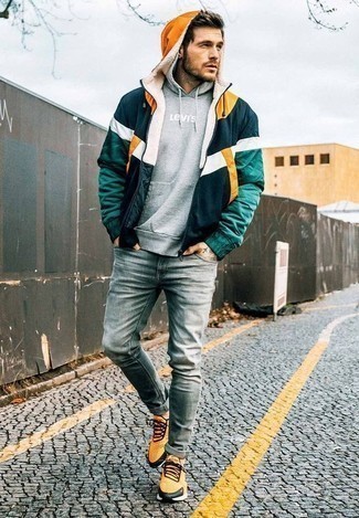 Un sweat à capuche à porter avec un jean gris