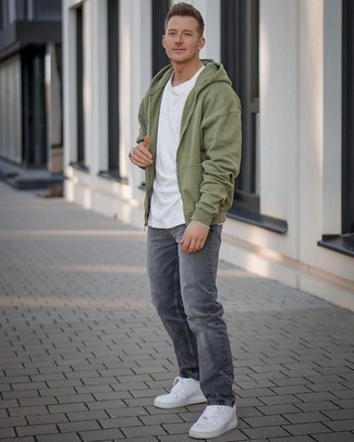 Un sweat à capuche à porter avec un jean gris