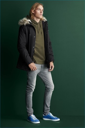 Un sweat à capuche à porter avec un jean gris