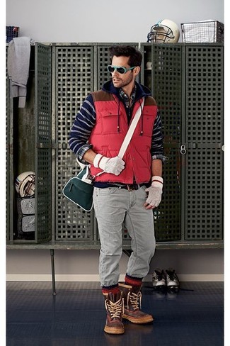 Un sweat à capuche à porter avec un jean gris
