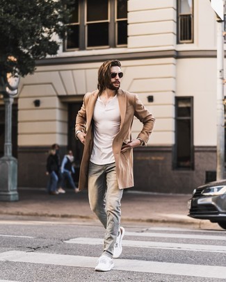 Comment porter un jean gris pour un style decontractés quand il fait frais