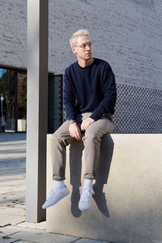 Des baskets basses à porter avec un jean gris