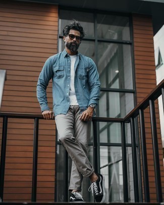 Des baskets basses à porter avec un jean gris