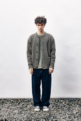 Comment porter un cardigan en tricot gris