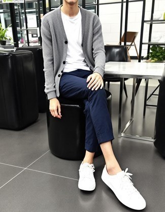 Comment porter un cardigan en tricot gris