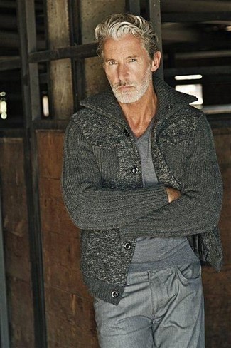 Comment porter un cardigan en tricot gris