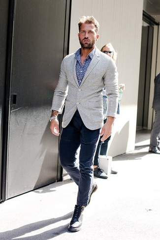 Comment porter une veste en tricot grise pour un style chic decontractés quand il fait chaud