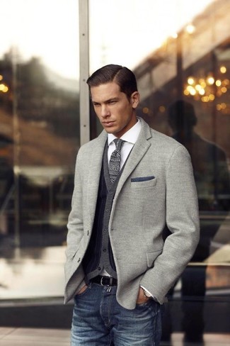 Comment porter une veste en tricot grise pour un style chic decontractés quand il fait chaud