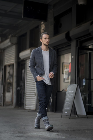 Comment porter une veste en tricot grise pour un style chic decontractés quand il fait chaud