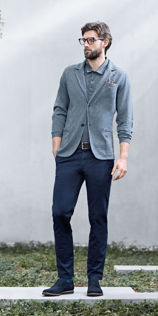 Comment porter une veste en tricot grise pour un style chic decontractés quand il fait chaud