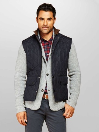 Comment porter une veste en tricot grise pour un style chic decontractés quand il fait chaud