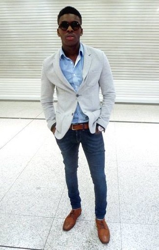 Comment porter une veste en tricot grise pour un style chic decontractés quand il fait chaud