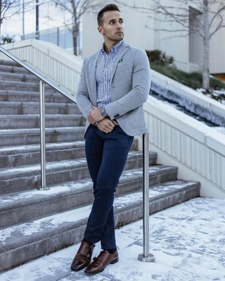 Comment porter une veste en tricot grise pour un style chic decontractés quand il fait chaud