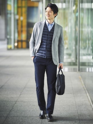 Comment porter une veste en tricot grise pour un style chic decontractés quand il fait chaud